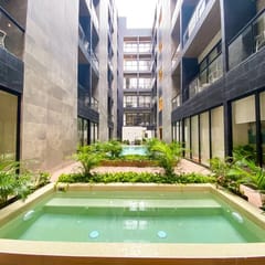 Stylish Stay+King Bed+Balcony+2 Pools+Wifi+Parking