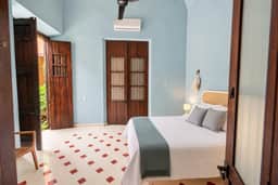 Colonial 4BR Gem Downtown +Private Pool+Garden+BBQ - Imagen 4