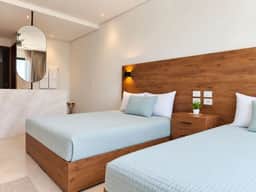 Spacious Apartment with 2 Queen Beds & Rooftop - Imagen 2