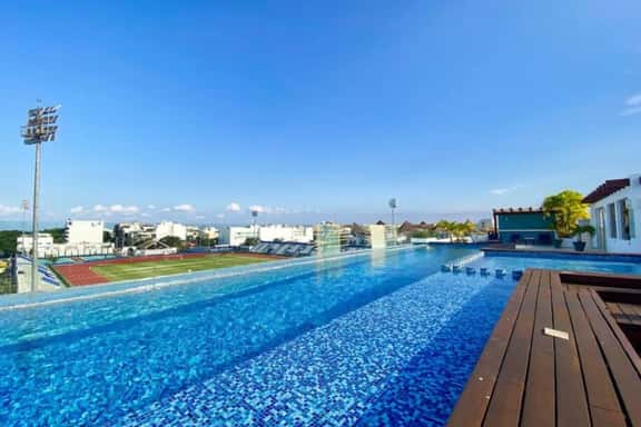 2BR >10 minWalkToBeach>Downtown>Pool>Rooftop>Pkg - Image 1