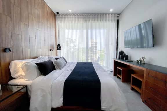 Best Studio >5th Ave +Pool+WIFI+Gym+Steps to Beach - Image 1