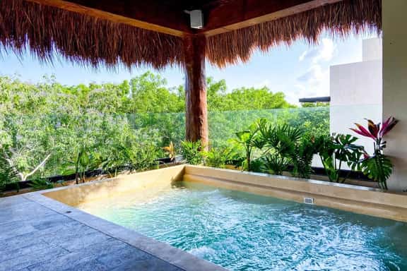 Chic Retreat with Wellness Amenities - Image 1
