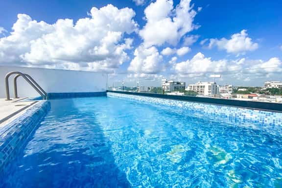 Premium Downtown PH +Private Pool +Gym+PKG+Rooftop - Image 1