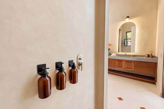 Colonial 4BR Gem Downtown +Private Pool+Garden+BBQ - Imagen 1