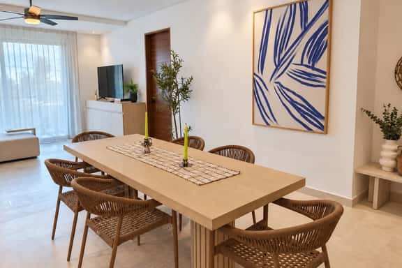 Sofisticado Oasis con Muebles de Diseño - Image 1