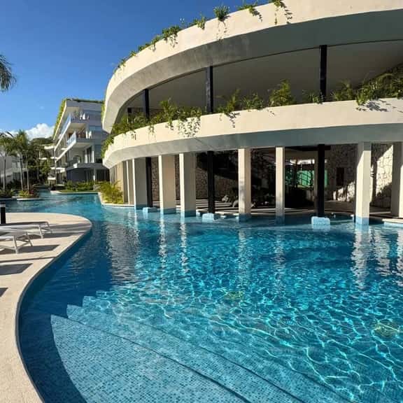 Stylish Apt with Private Balcony, Pool and Gym - Image 1