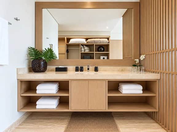 Modern One-Bedroom Apartment with King Bed - Image 5