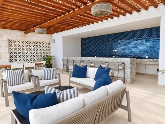 Spacious 1-Bedroom Apartment Near the Beach - Imagen 2