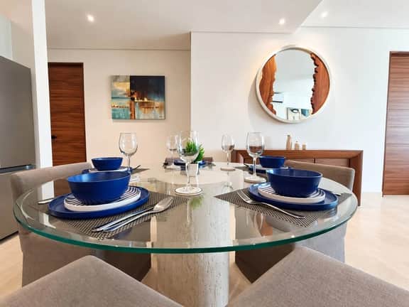 Spacious Apartment with 2 Queen Beds & Rooftop - Imagen 5